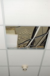 <p>Detail van het middenornament van het stucplafond uit 1881 in de gang op de verdieping. </p>
